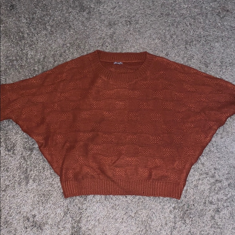 Cropped wavy stitched sweater